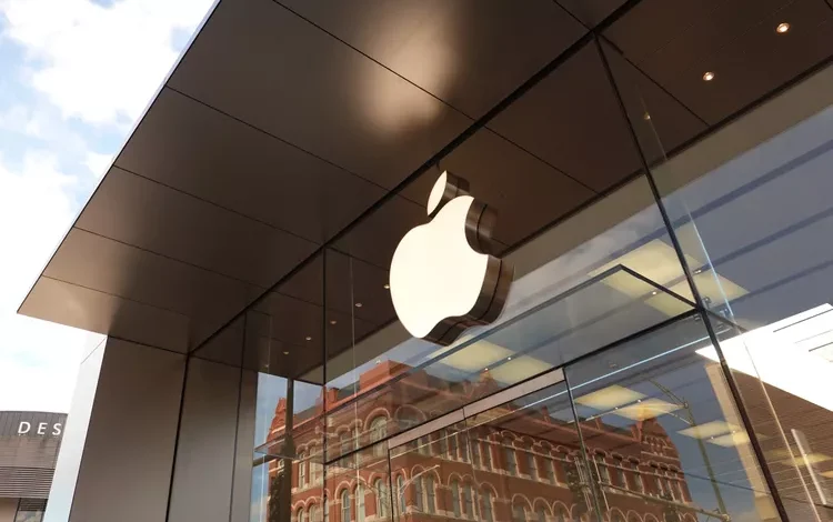 Apple Unveils Free Enterprise Platform to Challenge Google and Microsoft